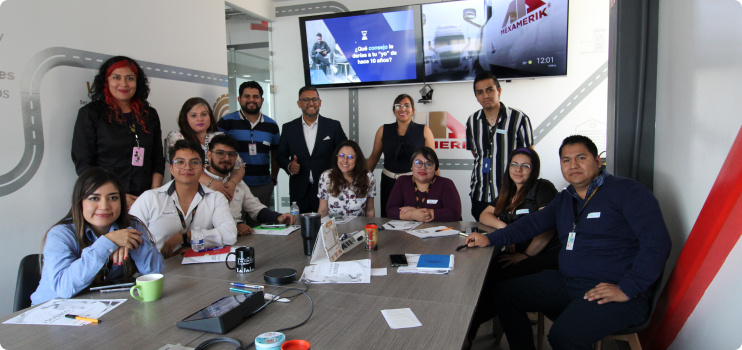 Equipo de MexAmerik en una sala de junta.