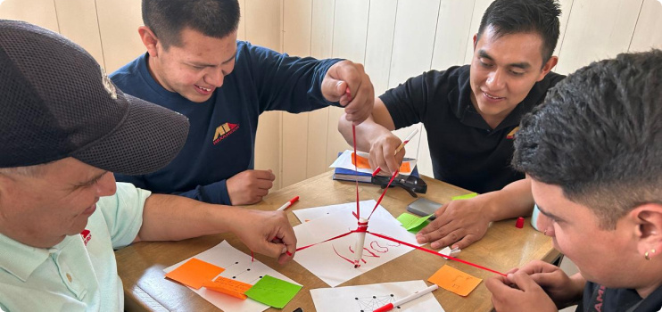 Empleados de MexAmerik en activación